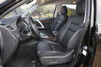 前席の座面と背もたれには、硬度の異なるパッドを重ねた多層構造を採用。サイドサポートを張り出させることで、高いホールド性を確保しているという。