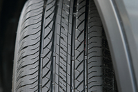 「デューラーH/L 850」のトレッドパターン。中ほどのブロック形状を工夫することで快適な乗り心地を実現するとともに、優れた静粛性やブレーキ性能も確保したという。
    