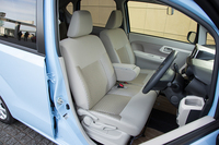 フロントシートはベンチ式で、全グレードに収納付きのセンターアームレストが装備される。