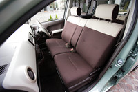 「＋Hana」専用のチョコ色のベンチシート。運転席にはシート上下アジャスターも備わる。