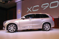 サイドビュー。全長、ホイールベースともに先代モデルより拡大されている。