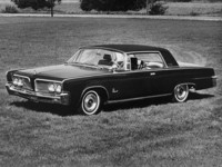 「クライスラー・インペリアル クラウン」（1964年）
クライスラーが、最高級車種の独立ブランドとして位置づけていたモデル。1955年から1975年まで継続して販売された。『ウルトラセブン』に登場するポインター号は、1957年モデルをベースにしている。