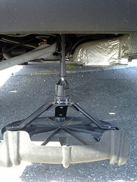 こんなふうにテンパータイヤがぶらさがるのです。苦肉の策ですなこりゃ。