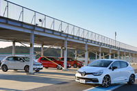 袖ヶ浦フォレストレースウェイに集まった、4台のホットハッチ。写真左から、「フォルクスワーゲン・ポロGTI」「ゴルフGTI」「プジョー208GTi」そして「ルノー・ルーテシアR.S.トロフィー」。