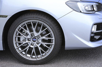 オプション設定された245/40R18サイズの「ダンロップSPORT MAXX RT」。ホイールの意匠も「STI」と共通だが、色はSTIがダークガンメタリック塗装なのに対し、こちらはハイラスター塗装となっている。