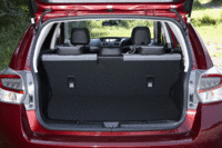 荷室の容量は、標準状態で344リッター。60：40分割可倒式の後席を前方に倒すことで、さらに拡大できる。（画像をクリックするとシートの倒れるさまが見られます）