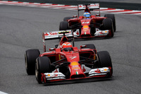 フェラーリは予選でキミ・ライコネン（前）6位、フェルナンド・アロンソ（後ろ）7位。決勝では3ストッパーのアロンソが2ストッパーのライコネンを終盤抜き、アロンソ6位、ライコネン7位。いずれにしてもこのエリアから抜け出すことはできないスクーデリアだった。（Photo=Ferrari）
    