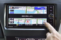 ドラレコの録画開始ボタンは地図画面の右下にあるから突然起きたハプニングなど、とっさの録画にも対応できる。