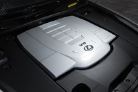 4.6リッターV8エンジンは、オイルパンの形状変更による抵抗軽減などによって出力を向上。低粘度エンジンオイルや低抵抗ディファレンシャルギアの採用、空調などといった各種制御の見直しなどにより、実燃費も改善している。