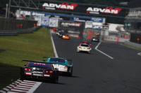 No.1 MOTUL AUTECH GT-R(本山哲/B・トレルイエ組）とNo.36 PETRONAS TOM'S SC430(脇阪 寿一/A・ロッテラー組）は、10周以上にわたって激しい2位争いを続けた。