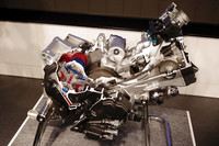こちらは、次世代グローバル700ccエンジン。「スポーツバイク・ユーザーの多くが、意外に飛ばしもしなければ回しもしない」という市場調査結果を受けて、数値目標は「最高速度160km/h、最高回転数6400rpm」止まりに。鼓動感や味わいを最重視して開発された。