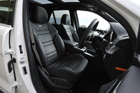 ナッパレザーと本革からなるAMGスポーツシートが装着される。またシートベルトはグレーの「GLE63 S」専用品となる。