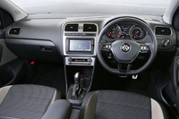 新型では標準型「ポロ」と同様に、ステアリングホイールとメータークラスターが「ゴルフ」風に変更された。