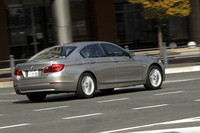 エンジンレスポンスやシフトタイミング、パワーステアリングのアシスト量などを走行スタイルに合わせて最適化する「ドライビング・パフォーマンス・コントロール・モード」を標準装備。「コンフォート」「スポーツ」「スポーツ・プラス」の3つの走行モードが選べる。