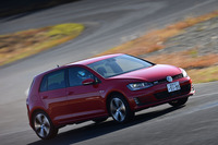 袖ヶ浦フォレストレースウェイのコースを駆け抜ける「ゴルフGTI」。ベストラップは、1分21秒434だった。