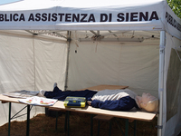 昼休み中。慈善救助団体のテントで。