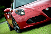 中央のグリルと左右のエアインテークが“トレフォイル（三つ葉）”と呼ばれるフロントデザインを形成する。複数のLEDからなるヘッドランプも特徴的なディテールだ。
    