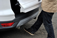 両手がふさがっている状態でもテールゲートを開けられる「ハンズフリーパワーゲート」。キーを持った状態で車体下部に足を差し入れると、ゲートが自動で開口する。