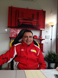 事務所の一角で、フェラーリのレンタルサービス「Driving The Dream」を営むロレンツォ・グラナイ氏。