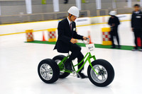 氷上で3輪自転車のペダルをまじめに漕ぐ、ブリヂストンのスタッフ。全てのミスマッチがほほえましい。