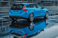 「V60ポールスター」のリアビュー。ボディーカラーは「レーベルブルー」（写真）のほか、「アイスホワイト」と「ブラックサファイヤメタリック」が設定される。