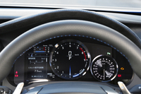 中央にタコメーター、右側にスピードメーターを配置。340km/hまで刻まれている。