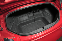 荷室の容量は、従来モデルの150リッターから130リッターにダウン。深底部分の前後長を延ばすなど、形状を工夫することで実用性を高めているという。
    