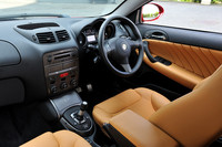 黒いメーターと革巻きのステアリングホイールは、限定車ならではの特別装備。スポーク上にはオーディオのコントロールスイッチも備わる。