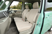 フロントシートは開放的で広々している。前後スライド幅は24段階（240mm）と、調整範囲が広いのも自慢。
    