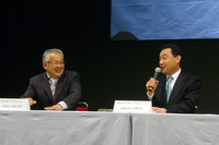 このスプリントカップでは、同日にSUPER GTとフォーミュラ・ニッポンのレースが行われるため、両方のカテゴリーにエントリーしている選手は多く出走することになる。「不公平との声が選手から出ませんか？」の質問に、写真左の坂東氏は「そんな甘っちょろい選手……レーサー辞めてもらいますよ」。会場の笑いを誘った。