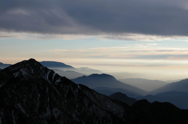 日本列島に存在する山々は、ただの地面の凹凸ではない。地球規模のダイナミクスがはたらいてできた“地面のシワ”である。