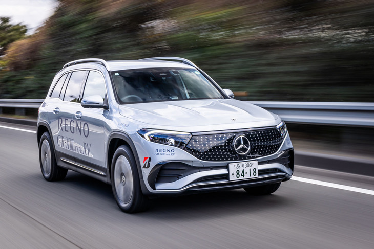 235/55R18サイズの「レグノGR-XIIIタイプRV」を装着した「メルセデス・ベンツEQB250＋」の走行シーン。旋回時におけるステアリングのしっかりした手応えと、そのステアリングを戻したときにスッとおさまる収束感も好印象だった。