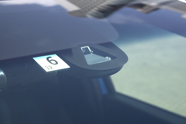 今回のマイナーチェンジで、先進安全支援システム「ホンダセンシング」が主要グレードに標準装備とされた。写真の単眼カメラと、フロントのホンダエンブレム内のミリ波レーダーで車両前方の状況を認識する。