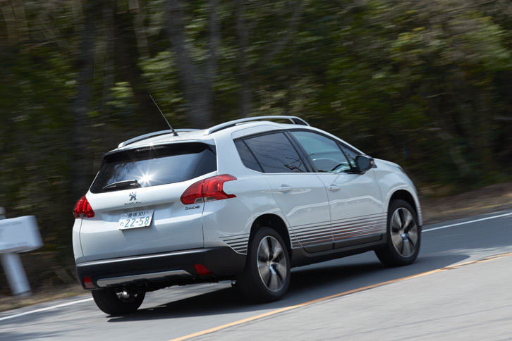 「2008 CROSSCITY」にはアイドリングストップ機構が標準装備される。燃費はJC08モード計測で17.3km/リッター。