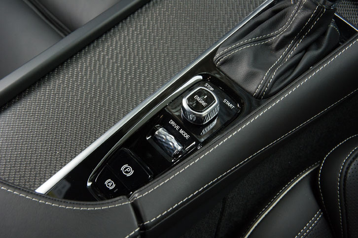 センターコンソールには、エンジンのスタートスイッチや、ドライブモードの切り替えスイッチが備わる。シフトブーツには、ステアリングホイールやシートと同様にファインナッパレザーが用いられている。