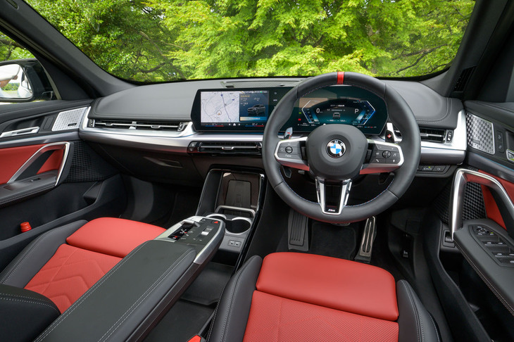 インテリアカラーはブラック（ブルーステッチ入り）と、レッド／ブラックのツートンから選択可能。他のグレードではオプションあつかいとなるharman/kardonのオーディオを標準で備えるなど、装備は充実している。