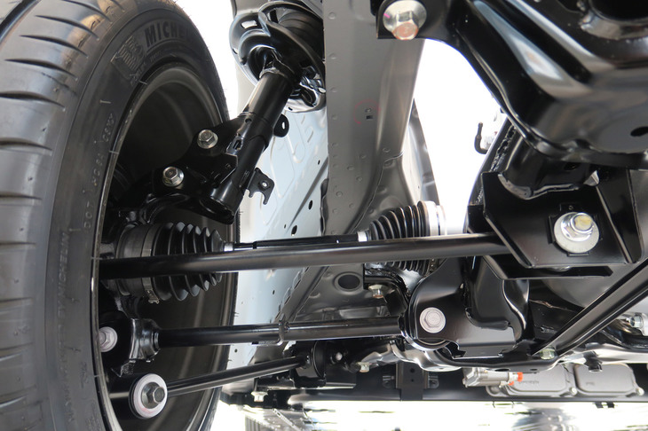 サスペンションは前後ともにストラット式（写真はリア）。「ホンダ初のRRですが、開発はどうしたんですか？」と尋ねたところ、「そうは言っても、ミドシップはやったことあるからね」とのこと。モーターより重い重量物（バッテリー）が車体中央に収まる「ホンダe」の走行特性は、RRというよりMRに近いのかもしれない。