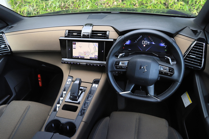 バスティーユと名づけられた、ファブリック仕様のインテリア。「ソーシック」グレードに標準設定されるもので、ブロンズをモチーフとした光沢のあるダッシュボードが特徴となっている。