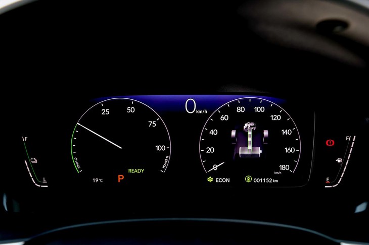 10.2インチの液晶式メーターパネルは「e：HEV」専用の表示パターン。左のパワーメーターは加速時に針（の図柄）が右に動き、減速時には回生レベルを示す別の針を表示することで、針が頻繁に上下することで生まれるビジー感をなくしている。