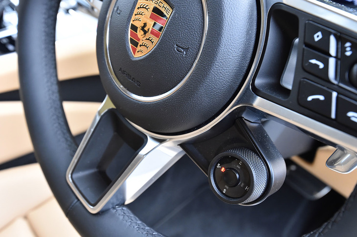 ステアリングホイールに装備される、ダイヤル式の走行モード切り替えスイッチ。