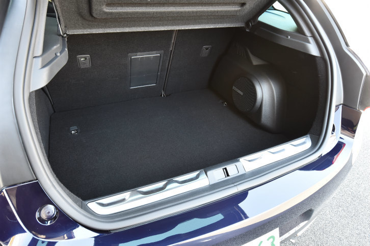 トランクルームの容量は465リッター（VDA方式）。6：4分割可倒式の後席にはダブルフォールディング機構が採用されている。