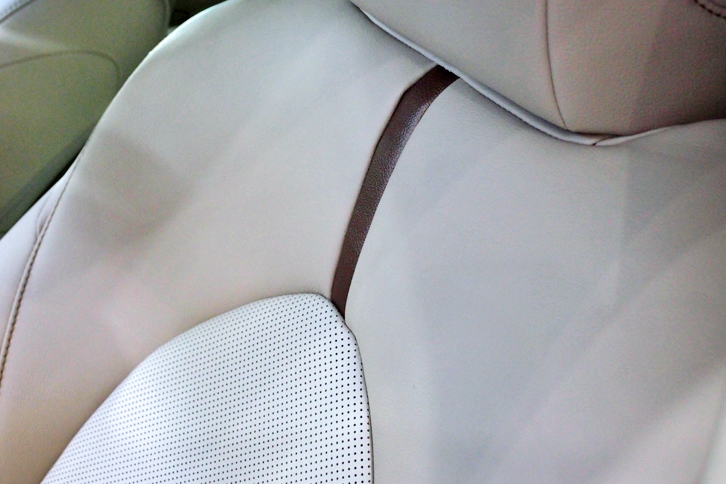 カムリG“レザーパッケージ”（フロントシート）