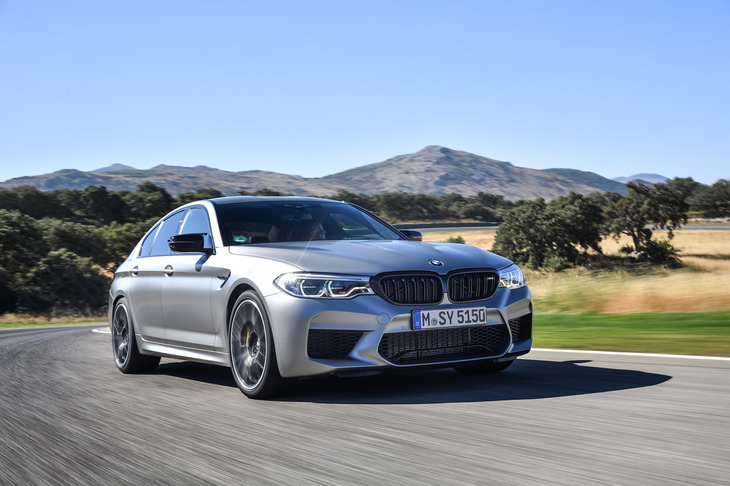 専用チューニングのアシまわりにより、「M5」より7mm車高が低められた「M5コンペティション」。エクステリアにおけるその他の変更点は、グロスブラックの装飾や専用デザインのアルミホイール程度で、デザインにおける差別化は控えめと言える。