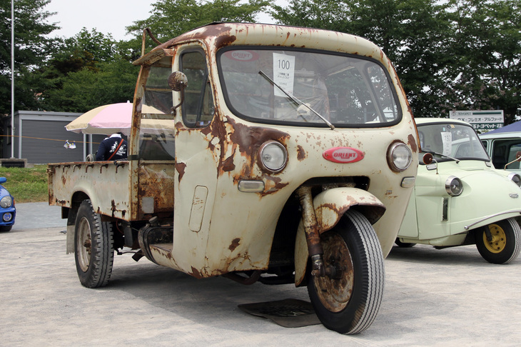 1956年「オリエントTR2」。現在も存在する三井グループの工作機械メーカーである三井精機工業が、かつて製造していた小型三輪トラック。キャビンは電車のようなモダンなデザインだが、コックピットはオートバイのように車体中央にまたがって座り、運転するバーハンドル式である。