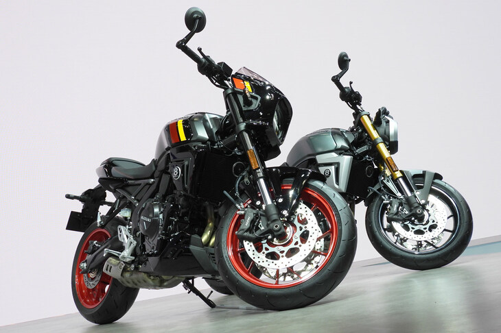 「スズキGSX-8TT」（写真向かって左）と「GSX-8T」（同右）。