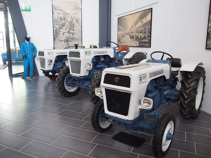 1960年代後半におけるランボルギーニ製トラクターの数々。山岳部や丘陵地が多いイタリアにふさわしい小さなサイズが当時好評を博した。今日でも生き延びている姿をたびたび目にする。フェルッチョ・ランボルギーニ博物館で。