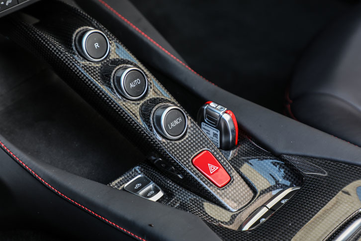 センターコンソールに設けられた“ブリッジ”。3つのボタンは上から順に「R」「AUTO」「LAUNCH」。