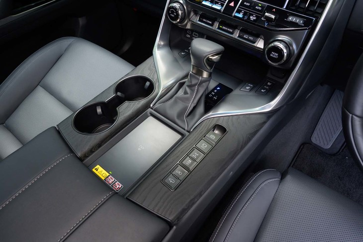 センターコンソールはご覧のとおりの極太サイズ。10段ATのセレクターの後方はスマートフォンの無接点充電器。