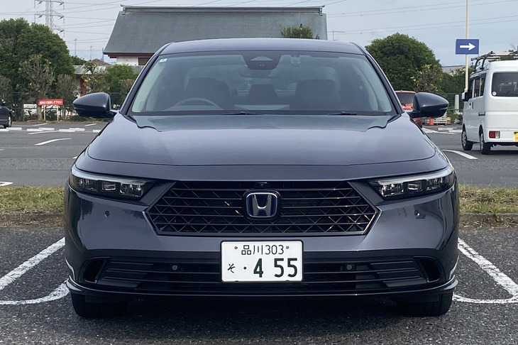 「アコード」は、どこにも派手さがない。ものすごくスタンダードで定番っぽいのに、ものすごくカッコいい。特に顔のオーソドックスさに涙が出る。