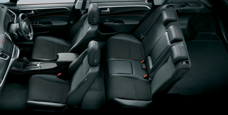 2列シート5人乗りモデルの室内の様子。3列目シートを廃したことで、荷室の容量は440リッターに拡大している。